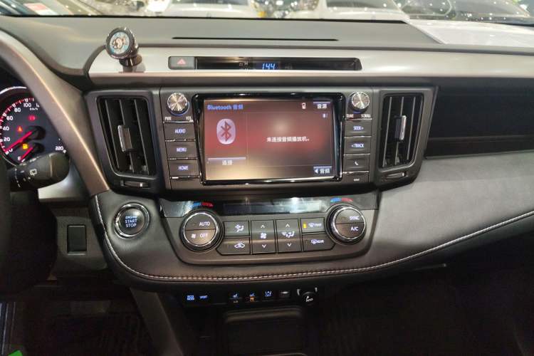 Used Toyota RAV4 2016 2.0L CVT Two-Wheel Drive Smart Edition China V Standard Audio And AC Panel