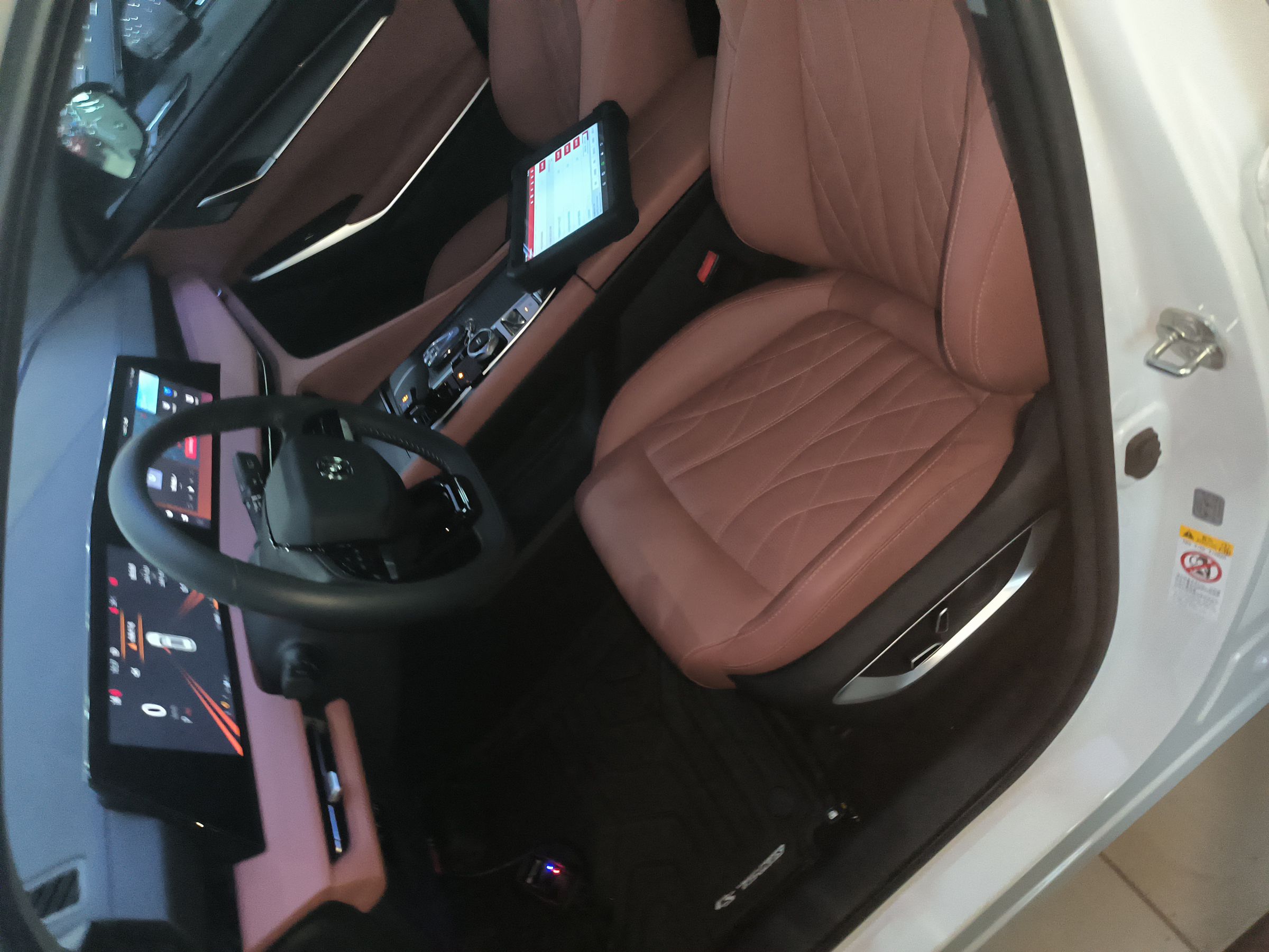 المقاعد الأمامية داخل السيارة