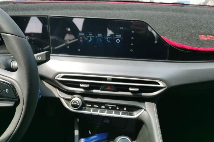 Used CHANGAN Eado 2025 PLUS 1.5L Manual Luxury Edition Audio And AC Panel