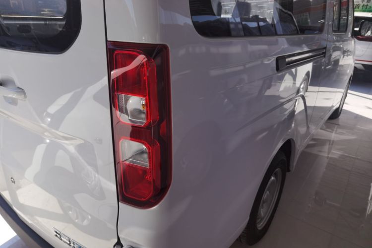 Used Wuling Yangguang 2024 300KM Comfort Version Passenger Van 75kW