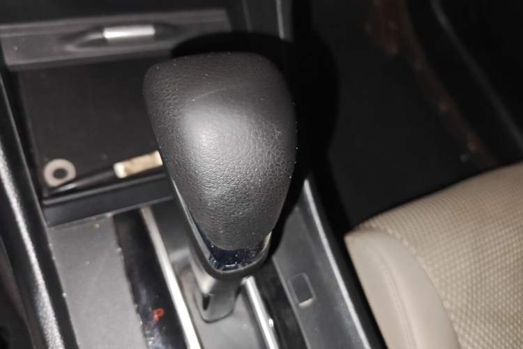 Used Honda Jade 2016 1.8L Automatic Comfort Version 5 Seats Gear Lever