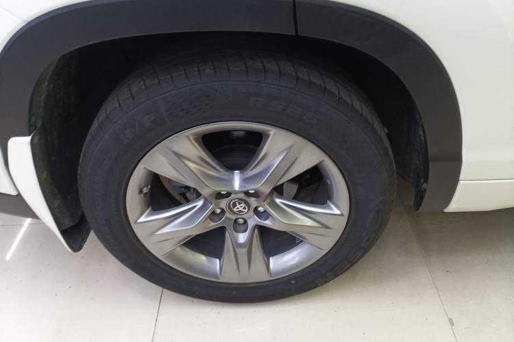 Used Toyota Highlander 2018 2.0T Two-Wheel Drive Luxury Edition 7 Seats China VI Standard Right Rear Wheel Hub