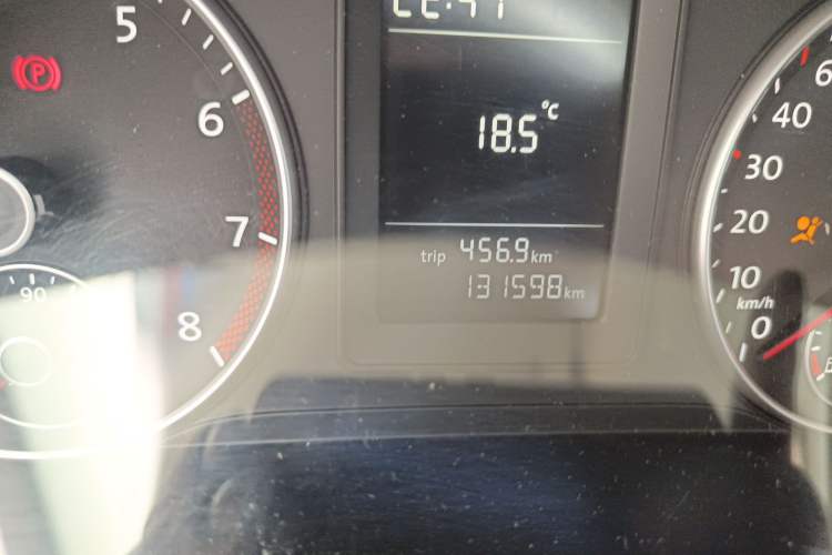 Used Volkswagen Sagitar 2011 1.6L Manual Fashion Edition Odometer Close Up