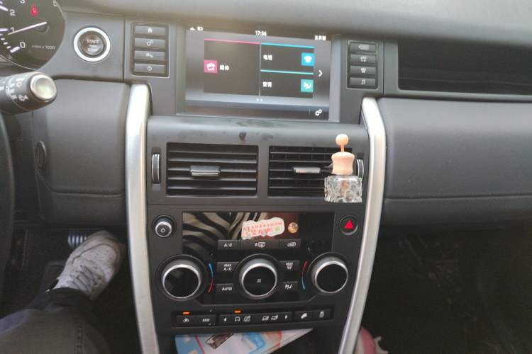 Used Land Rover Discovery Sport 2016 2.0T SE Audio And AC Panel