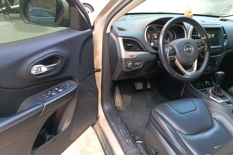 Used Jeep Cherokee 2016 2.0L Superior Edition