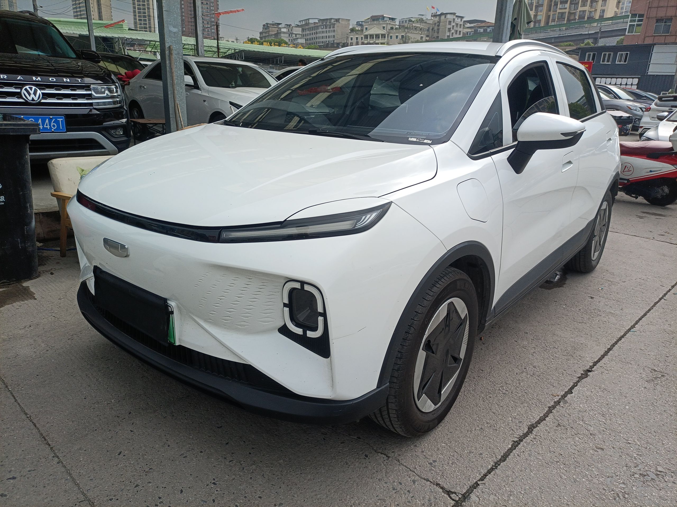 Под передней частью автомобиля