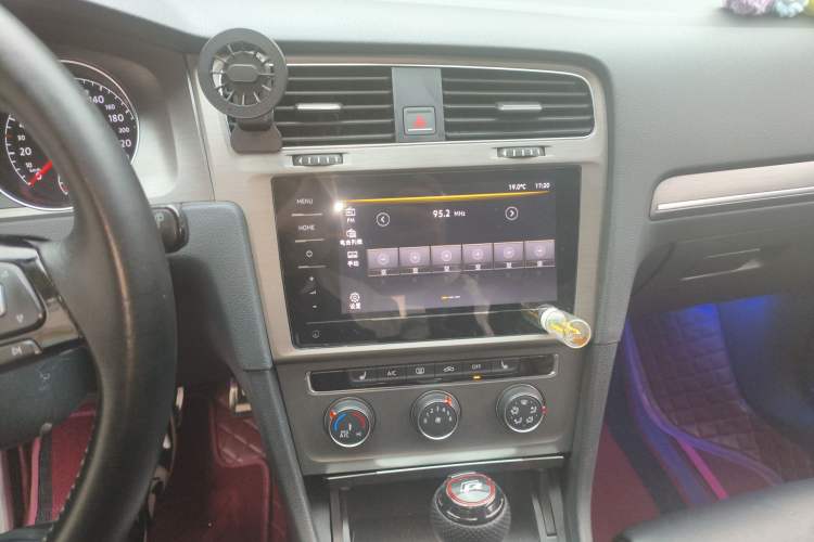 Used Volkswagen Golf 2016 230TSI Automatic Luxury Version Audio And AC Panel