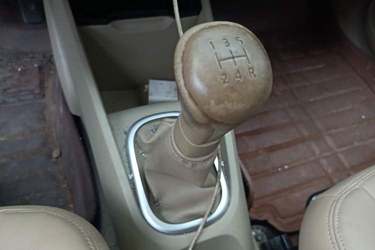 Used Venucia D50 2013 1.6L Manual Fashion Edition Gear Lever