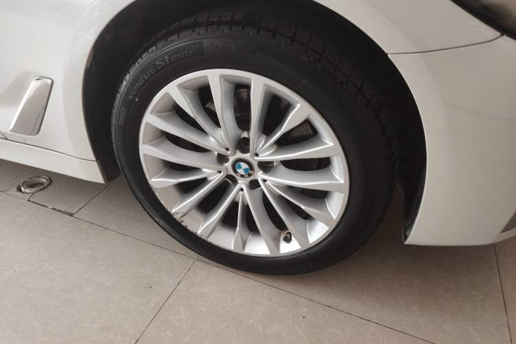 Used BMW 5 Series 2021 525Li Luxury Package Right Front Wheel Hub