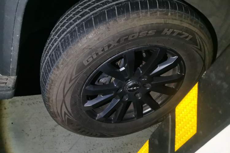 Used Formula Leopard 5 2023 Explore Edition Right Front Wheel Hub