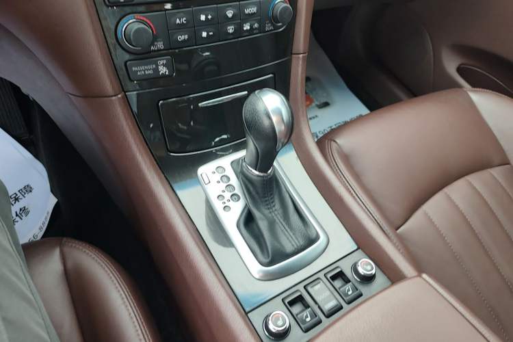 Used Infiniti QX50 2013 2.5L 4x4 Elegant Edition Gear Lever