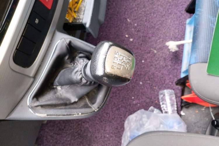 Used Dongfeng Yufeng 2021 2.3T Power King Front-Drive Logistics Van Long Wheelbase Mid-Roof 6–9 Seats China VI Standard M9T Gear Lever