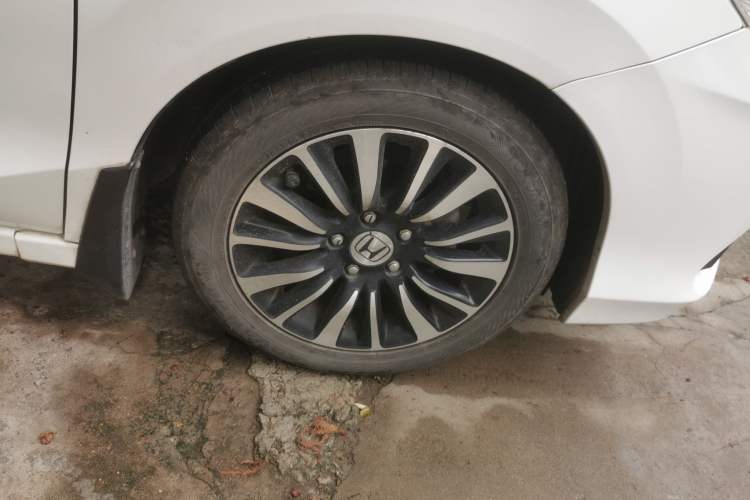 Used Honda Crider 2015 1.8L Automatic Ultra-Configured Limited Edition Right Front Wheel Hub