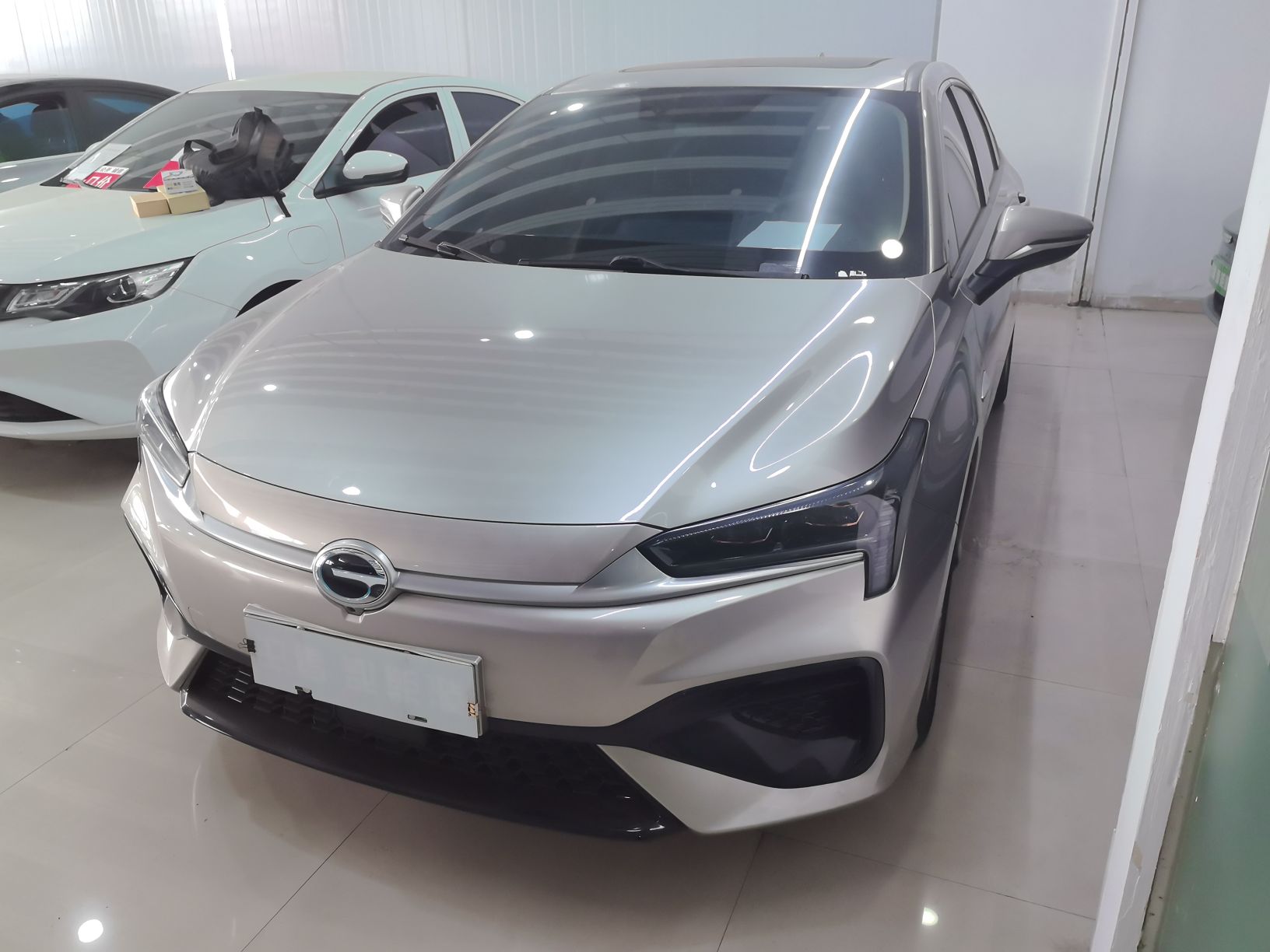 تحت مقدمة السيارة