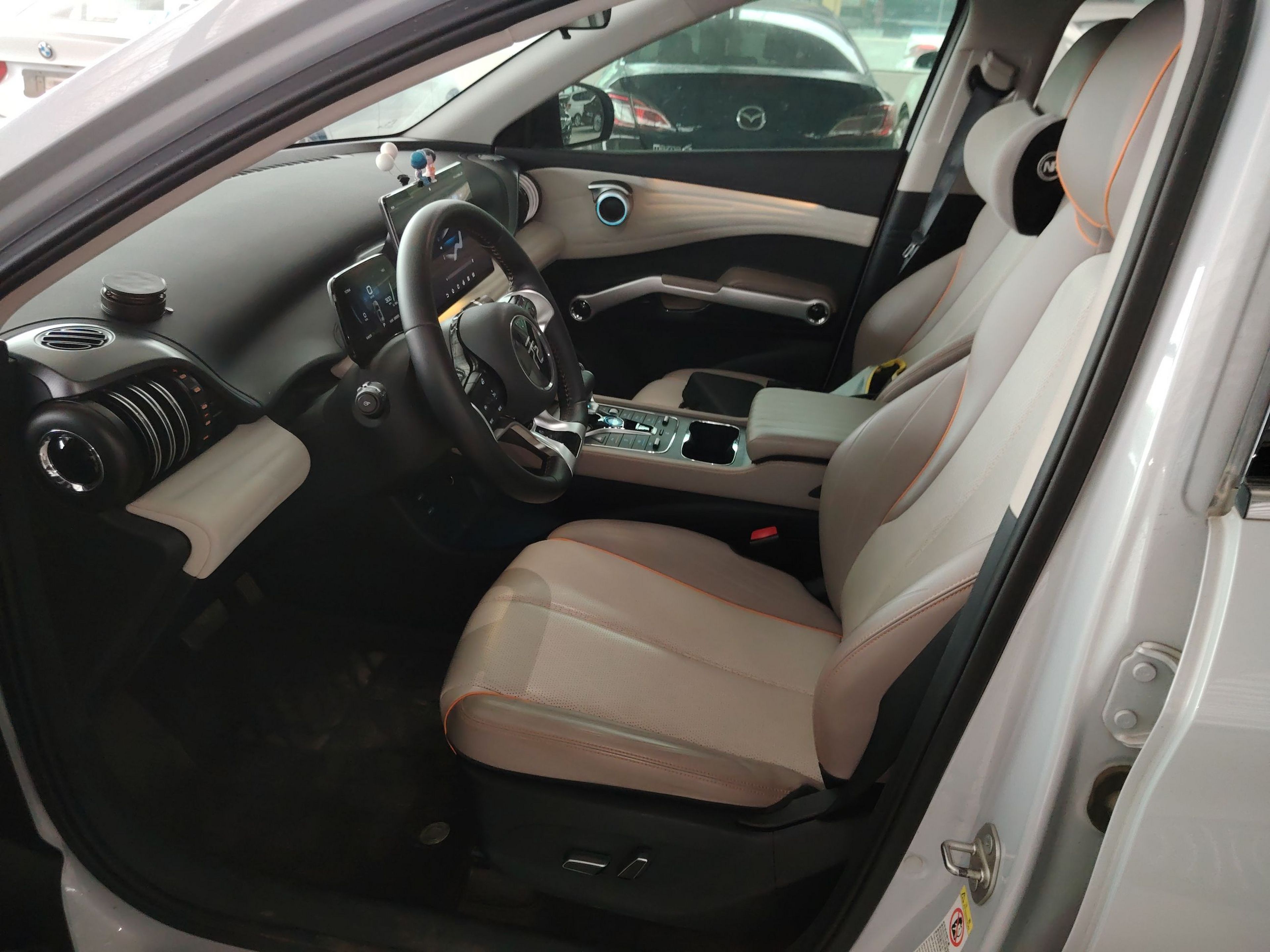 المقاعد الأمامية داخل السيارة