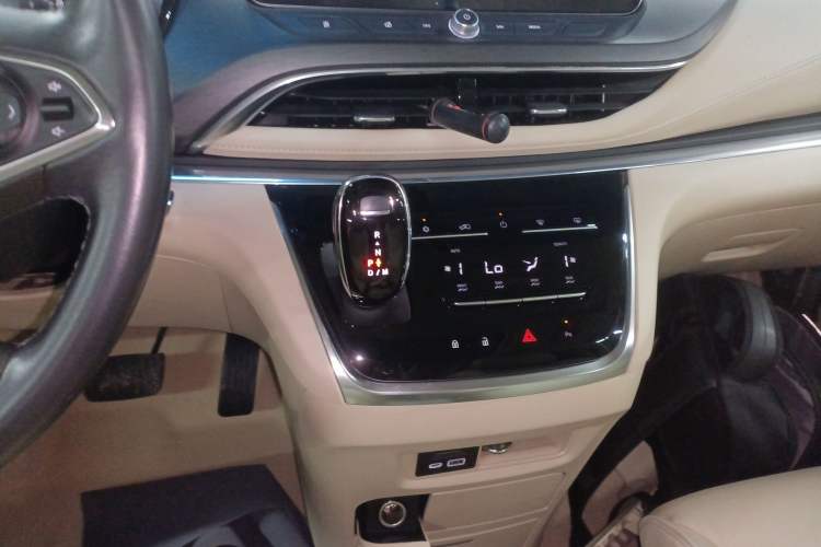 Used Buick GL8 2023 Facelifted Land Cruiser Executive Luxury Version
