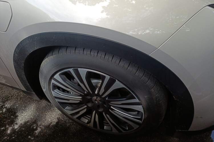 Used Nio ES8 2024 75 kWh Right Front Wheel Hub