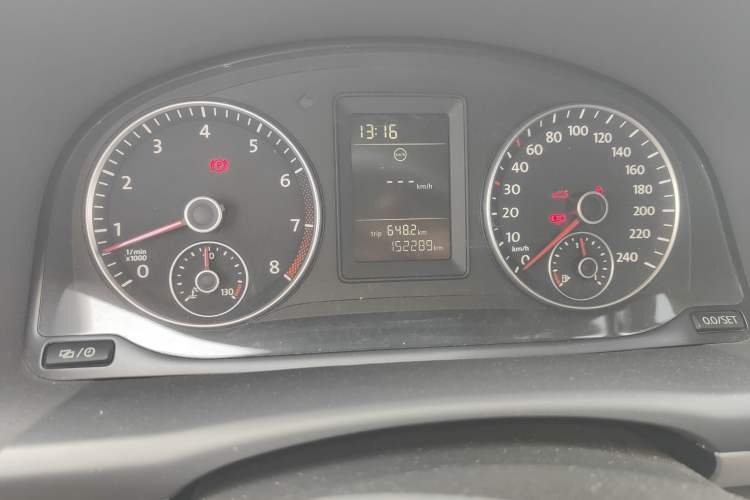 Used Volkswagen Touran 2013 1.4T Manual Fashion Edition 5 Seats Odometer Close Up