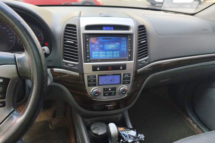 Used Hyundai Santa Fe Classic 2010 2.4 Comfort Edition 7-Seater Four-Wheel Drive Audio And AC Panel