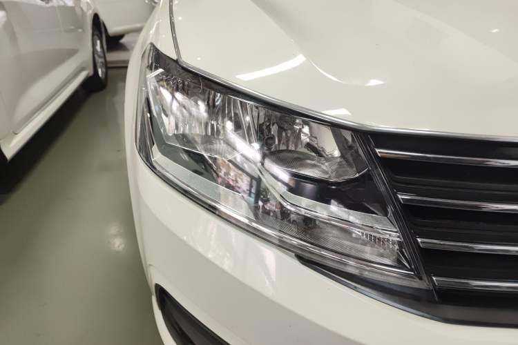 Used Volkswagen Lavida 2018 Classic 1.5L Automatic Fashion Edition China VI Standard Right Front Headlight