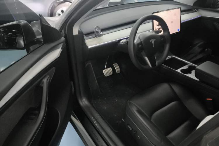 Used Tesla Model Y 2023 High-Performance All-Wheel-Drive Version
