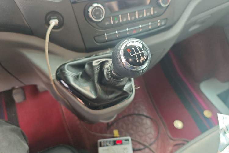 Used Foton Toano 2024 Small Passenger Comfort Version Cummins 2.8T Manual Transmission Long Wheelbase Mid-Roof Design Rear Single Tire 9-Seater