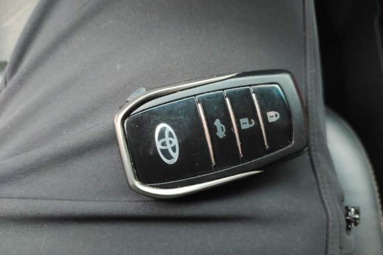 Used Toyota Camry 2016 2.0G 10th Anniversary Leading Edition
