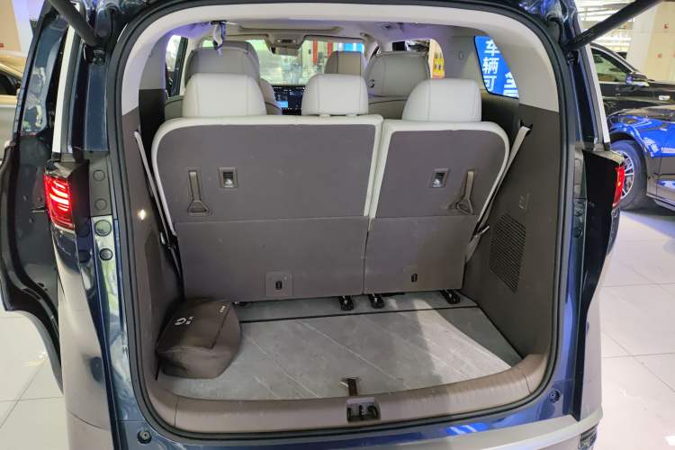 Used Denza D9 2022 DM-i 970 Four-Wheel Drive Prestige Model Trunk