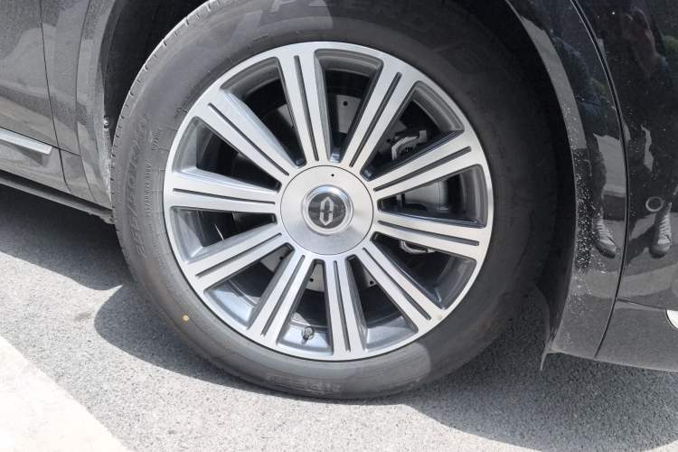 Used Hima AITO M8 2025 Model Pure Electric Max+ Six-Seat Four-Wheel-Drive Version
