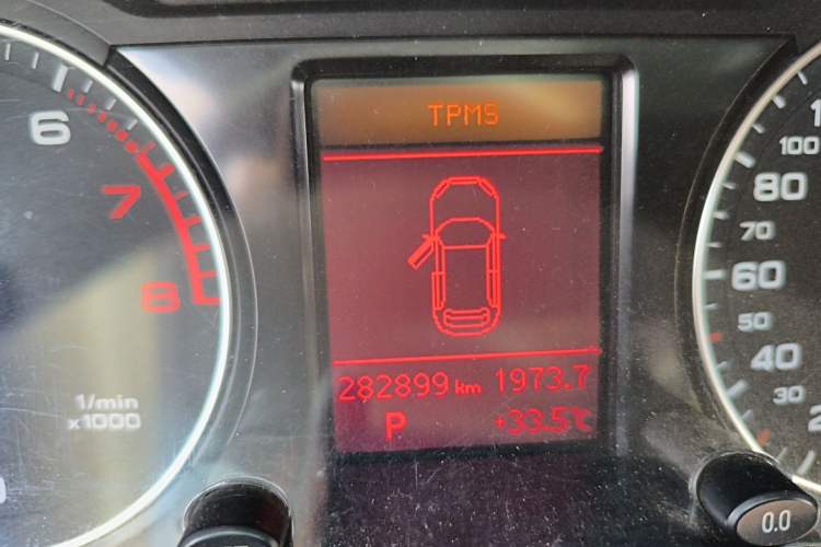 Used Audi Q5 2010 2.0TFSI Technology Edition Odometer Close Up