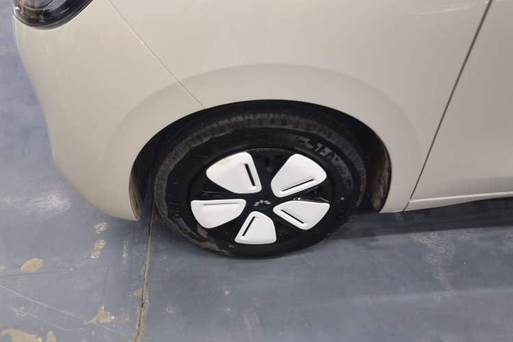 Used Wuling Hongguang MINIEV 2025 Four-Door Version Advanced Edition Exterior 4