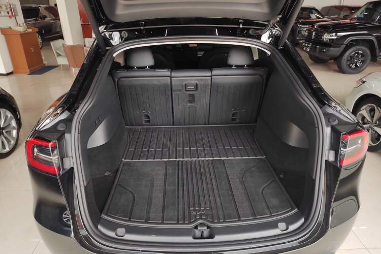 Used Tesla Model Y 2023 Long-Range All-Wheel-Drive Version Trunk