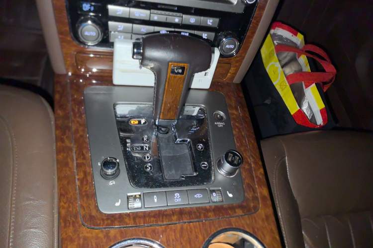 Used Volkswagen Phaeton 2011 3.6L V6 5-Seater Extended Business Edition Gear Lever