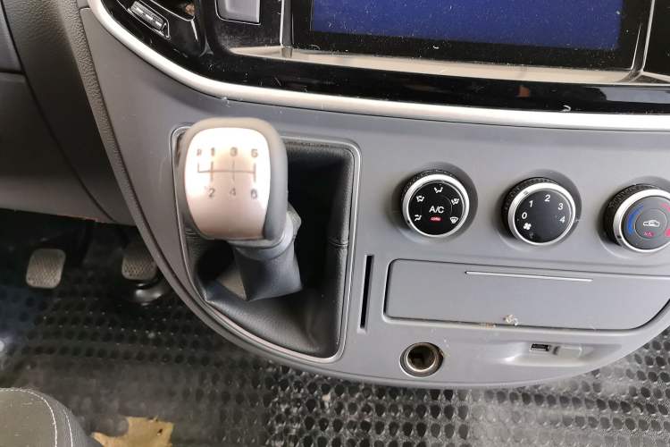 Used SAIC MAXUS Xintu V80 2021 2.0T Manual Classic Aoyuntong Short Wheelbase Mid-Roof 5/6-Seater