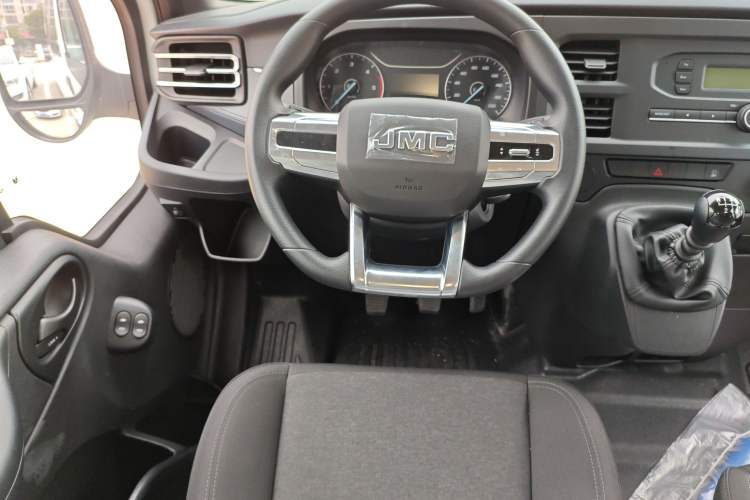 Used JMC Fushun 2025 2.0T 6MT Diesel Short-Wheelbase Mid-Roof Commercial Multi-Purpose Passenger Vehicle with 5/6 Seats