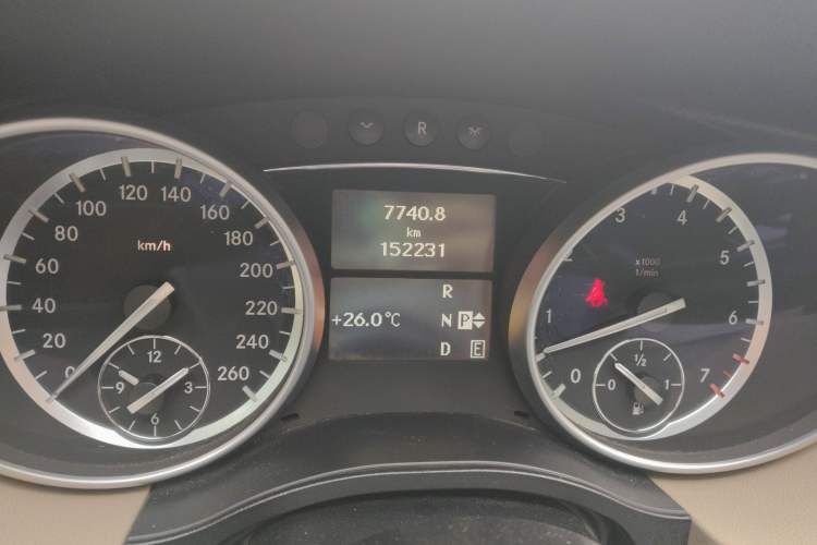 Used Mercedes-Benz R-Class 2014 R 320 4MATIC Luxury Model Odometer Close Up