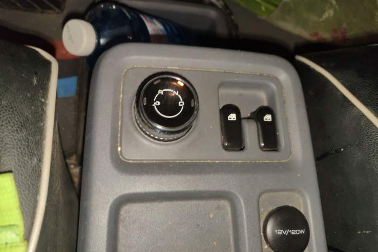 Used Wuling Yangguang 2024 300km Range Practical Window-Sealed Version 60kW Gear Lever