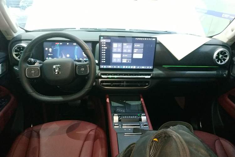 Used Tank 300 2025 2.0T Conqueror Center Console