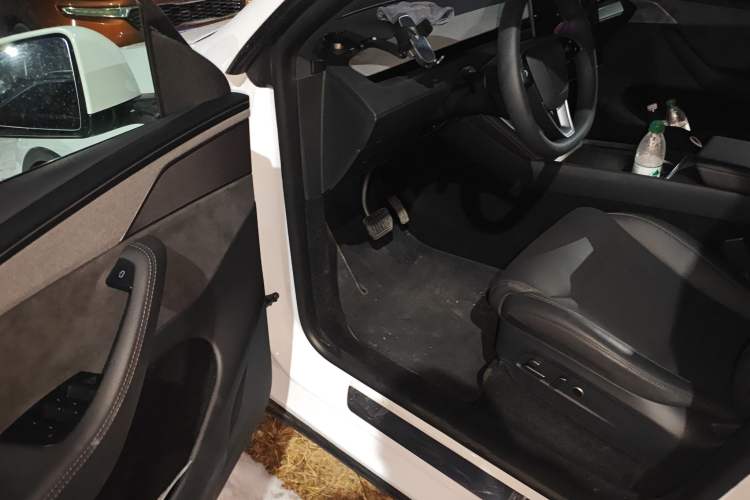 Used Tesla Model Y L 2025 Model Long-Range All-Wheel-Drive Version