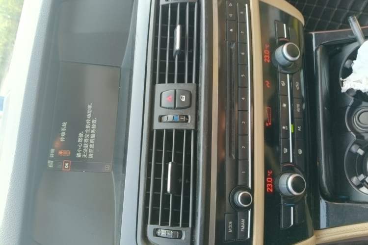 Used BMW 5 Series 2013 520Li Elegant Edition Audio And AC Panel