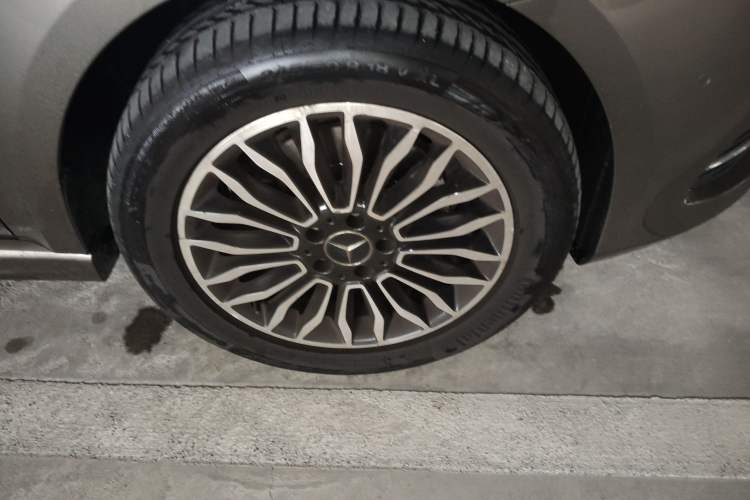 Used Mercedes-Benz V-Class 2017 V 260 L Prestige Extended Edition Right Front Wheel Hub