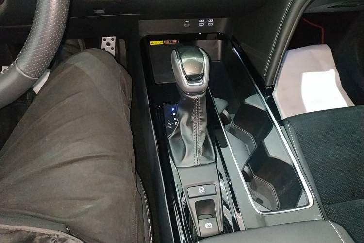 Used Toyota Camry 2024 Dual-Motor 2.0 HXS Sport Plus Edition Gear Lever