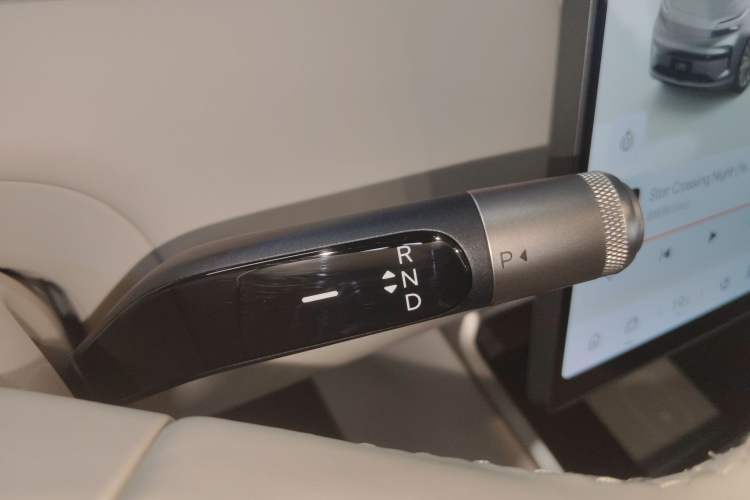 Used ONVO Luxeed L90 2025 Model—Max Six-Seater Version Gear Lever