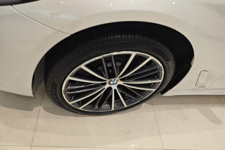 Used BMW 5 Series 2023 530Li Leading Model M Sport Package Left Front Wheel Hub