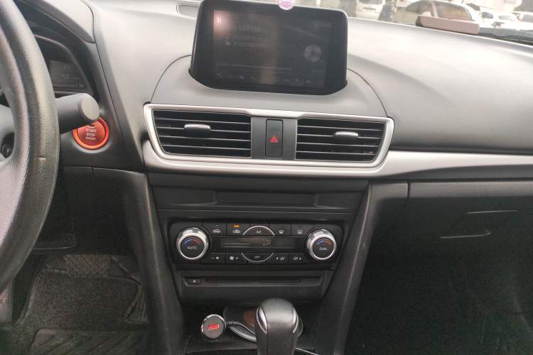 Used Mazda 3 Axela 2019 Cloud-Controlled Sedan 1.5L Automatic Luxury Model China VI Standard Audio And AC Panel