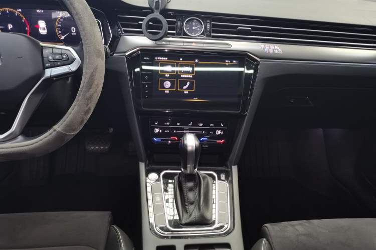 Used Volkswagen Magotan 2020 330TSI DSG Luxury Edition Audio And AC Panel