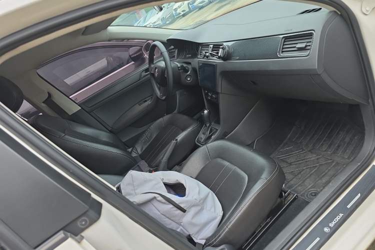 Used Skoda Rapid Spaceback 2016 Revised Version 1.6L Automatic Front-Drive Edition Right Front Seat