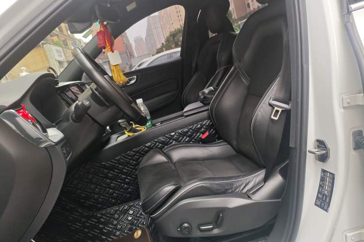 Used Volvo XC60 2019 T5 4x4 Smart & Dynamic Sport Edition China VI Standard