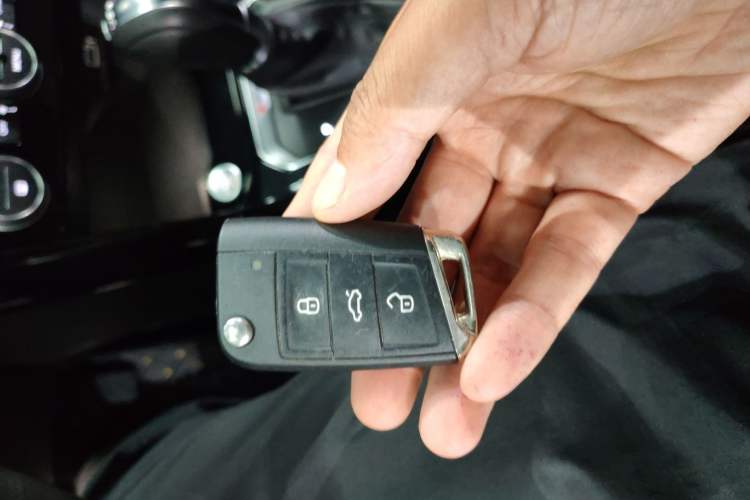 Used Volkswagen T-ROC 2018 280TSI DSG Four-Wheel Drive Luxury Version China V Emission Standard