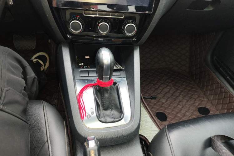 Used Volkswagen Sagitar 2014 1.6L Automatic Comfort Model Gear Lever